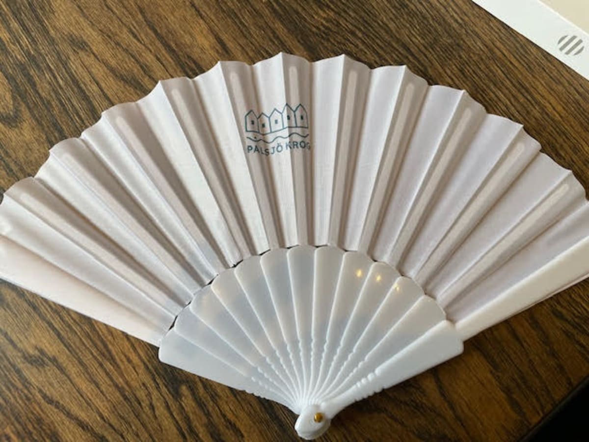 Solfjäder med tryck av logotyp