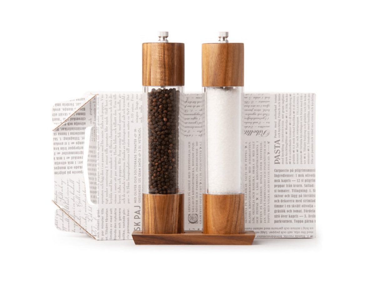 Kryddkvarnar på träbricka i Acacia-trä