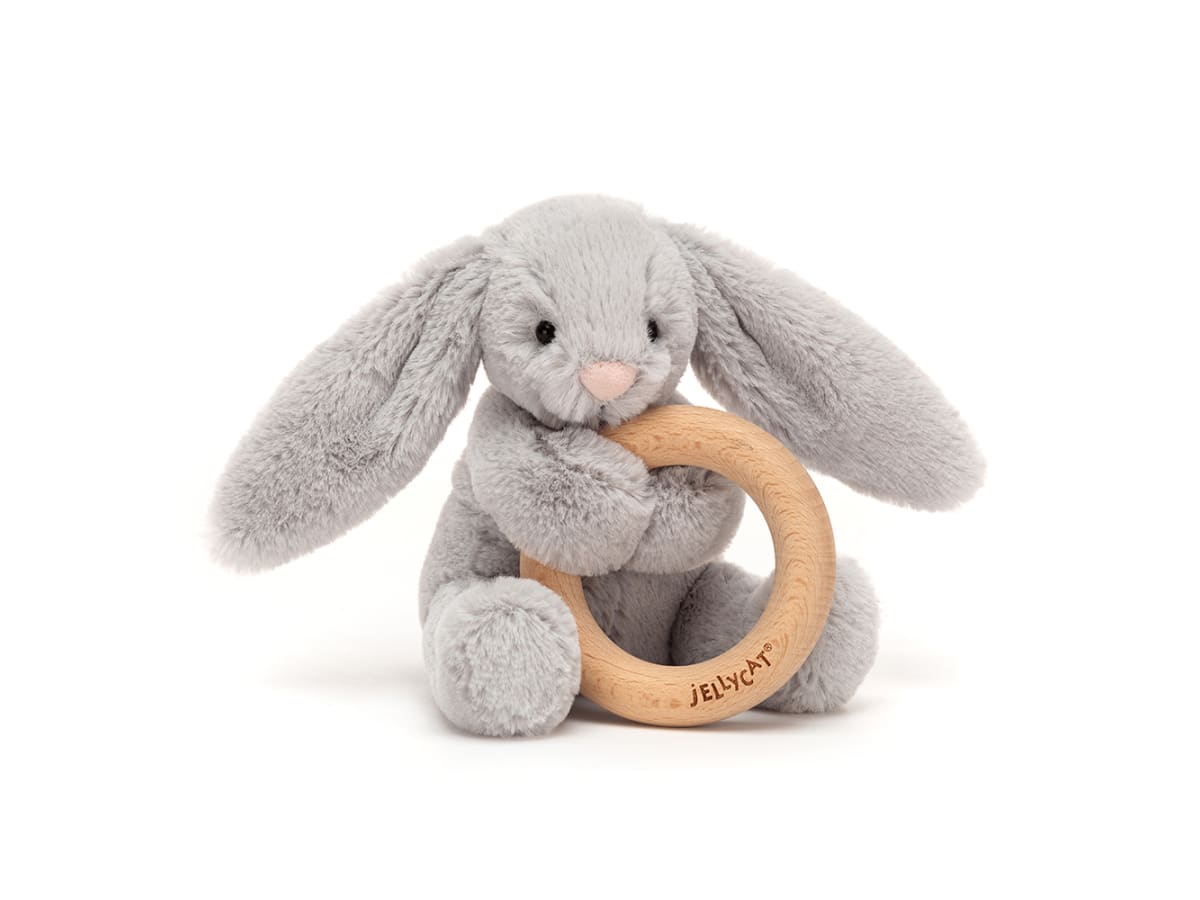 Kanin med bitring i trä