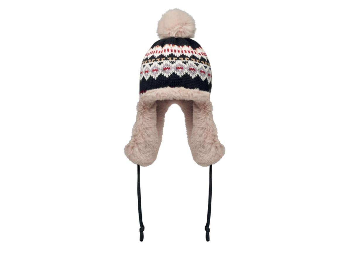 Stickad mössa med öronlapp