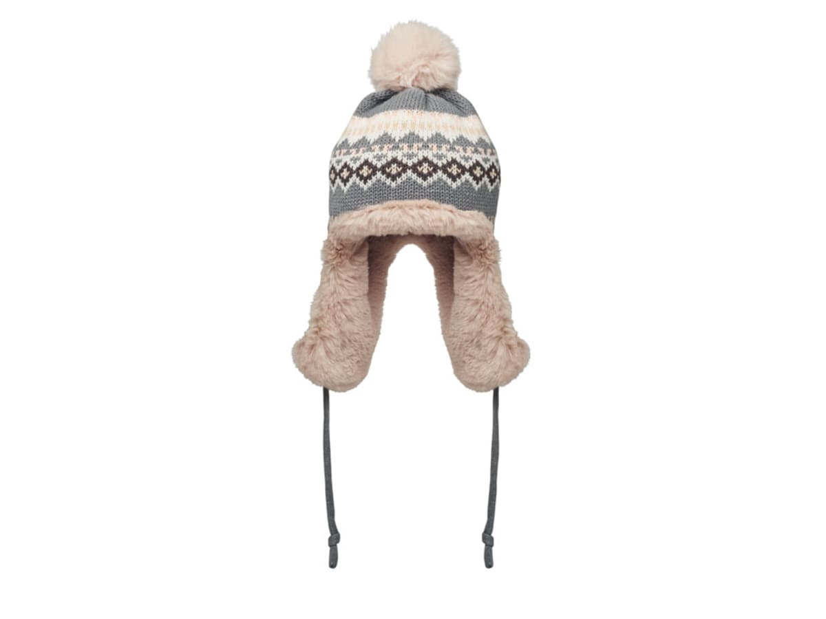 Stickad mössa med öronlapp