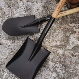 2. Trädgårdsverktyg (Spade och räfsa)