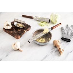 2. Rivjärn och handske