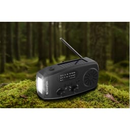 5. Vevradio med ficklampa och solcell Svart