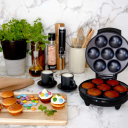 9. Muffin Maker Ceramic 7 Muffins 700W MM400 Svart