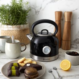 4. Vattenkokare Retro 1,7L VK401 Svart
