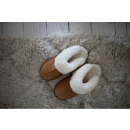 1. Tofflor i imitationsfårskinn