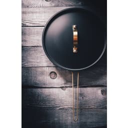 1. MODELL X Hamrad traktörpanna med mässingdetaljer (28cm)