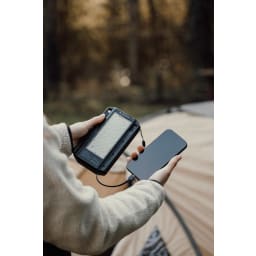 5. Nordic Drift Titan 10.000 mAh solcells-powerbank med 3 paneler