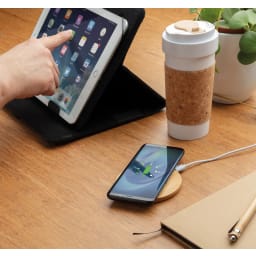 4. 5W rund trådlös laddare i bambu