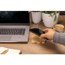 5. 10W trådlös laddare i bambu med USB portar