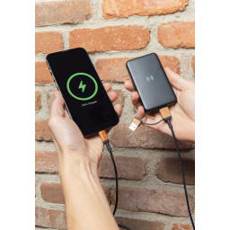 4. 5.000 mAh trådlös powerbank i RCS återvunnen plast