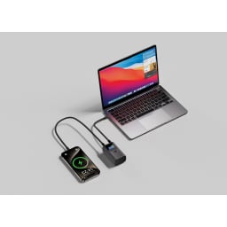 3. Urban Vitamin Campbell 55 W 10 000 mAh powerbank, fickformat