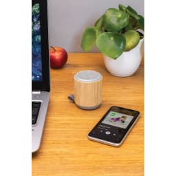 4. 3W trådlös högtalare i bambu och tyg
