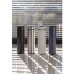 4. Vakuumflaska i stainless steel med lock i borstad metall