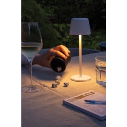 6. Zenic RCS återvunnen plast USB laddningsbar bordslampa