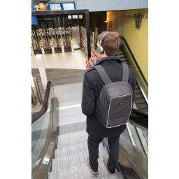 5. Swiss Peak AWARE™ anti-ficktjuv 15.6" laptopryggsäck