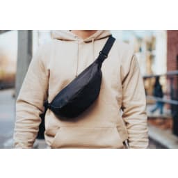 5. Crescent AWARE™ RPET Halvmåneformad crossbody-väska