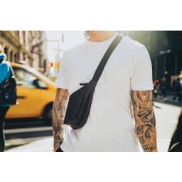 6. Crescent AWARE™ RPET Halvmåneformad crossbody-väska