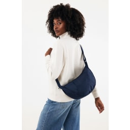 1. Crescent XL AWARE™ RPET slingväska