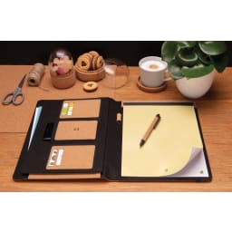 4. A4 portfolio i kork med penna