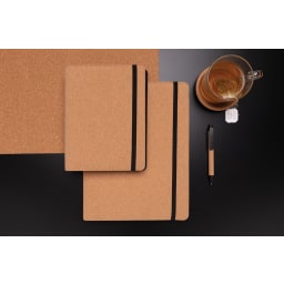 5. A4 portfolio i kork med penna