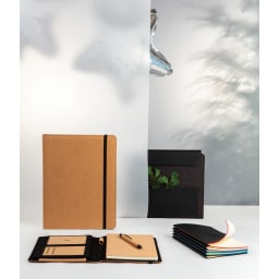 6. A4 portfolio i kork med penna