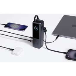 4. Anker Powerbank 25.000 mAh 165W med inbyggd utdragbar kabel