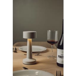 4. VINGA Maris RCS återvunnen ABS bordslampa