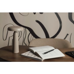 4. VINGA Avery RCS bordslampa