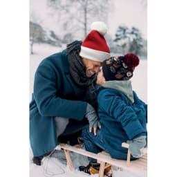 3. Stickad mössa med julmotiv