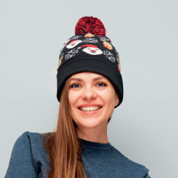 1. Stickad mössa med julmotiv