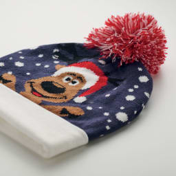2. Stickad mössa med julmotiv