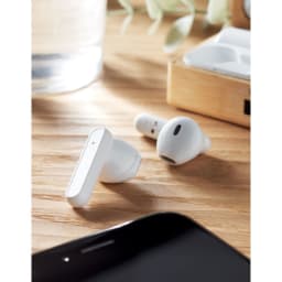 3. TWS-headset i bambufodral
