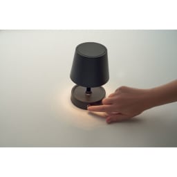 5. USB-laddningsbar bordslampa