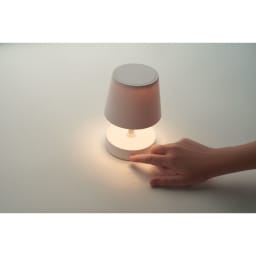 6. USB-laddningsbar bordslampa