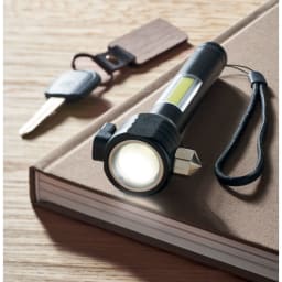 1. 3 i 1 ficklampa/nödhammare