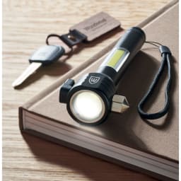 2. 3 i 1 ficklampa/nödhammare