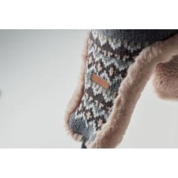 2. Stickad mössa med öronlapp