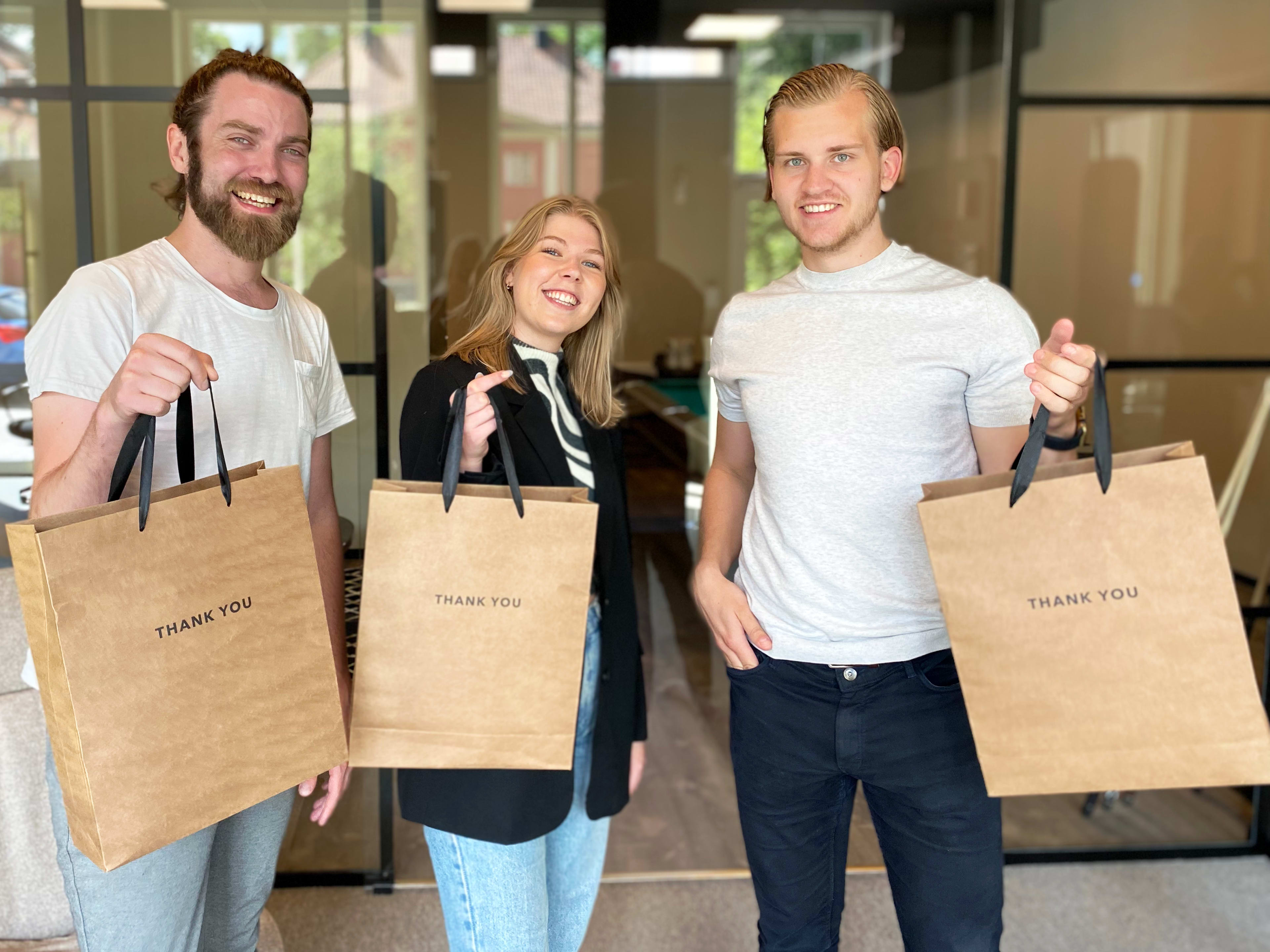 Josef, Tilda och Anton blev så glada gör de somriga presentpåsarna vi fått.