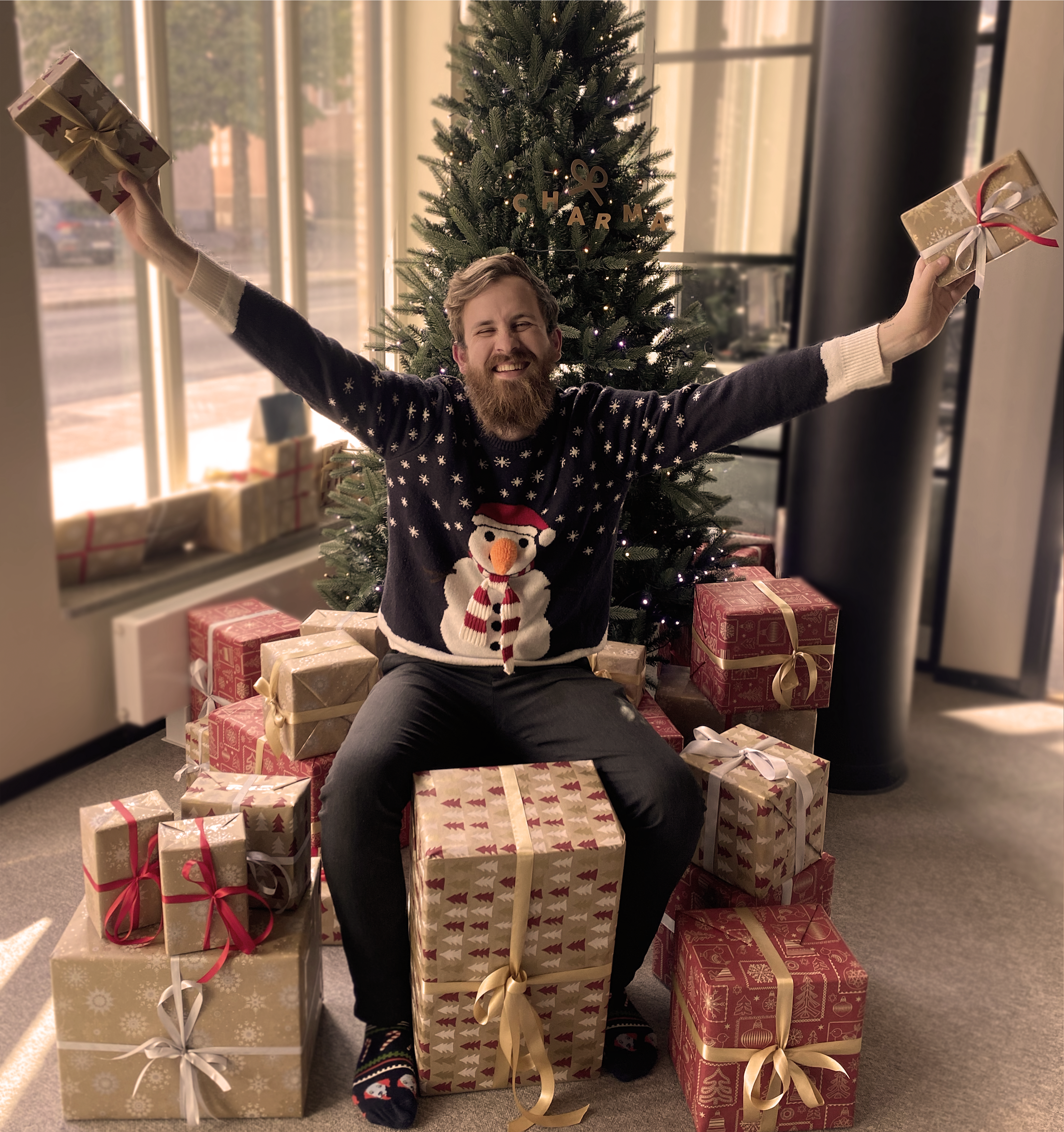 Hög med julklappar på Charmas kontor.