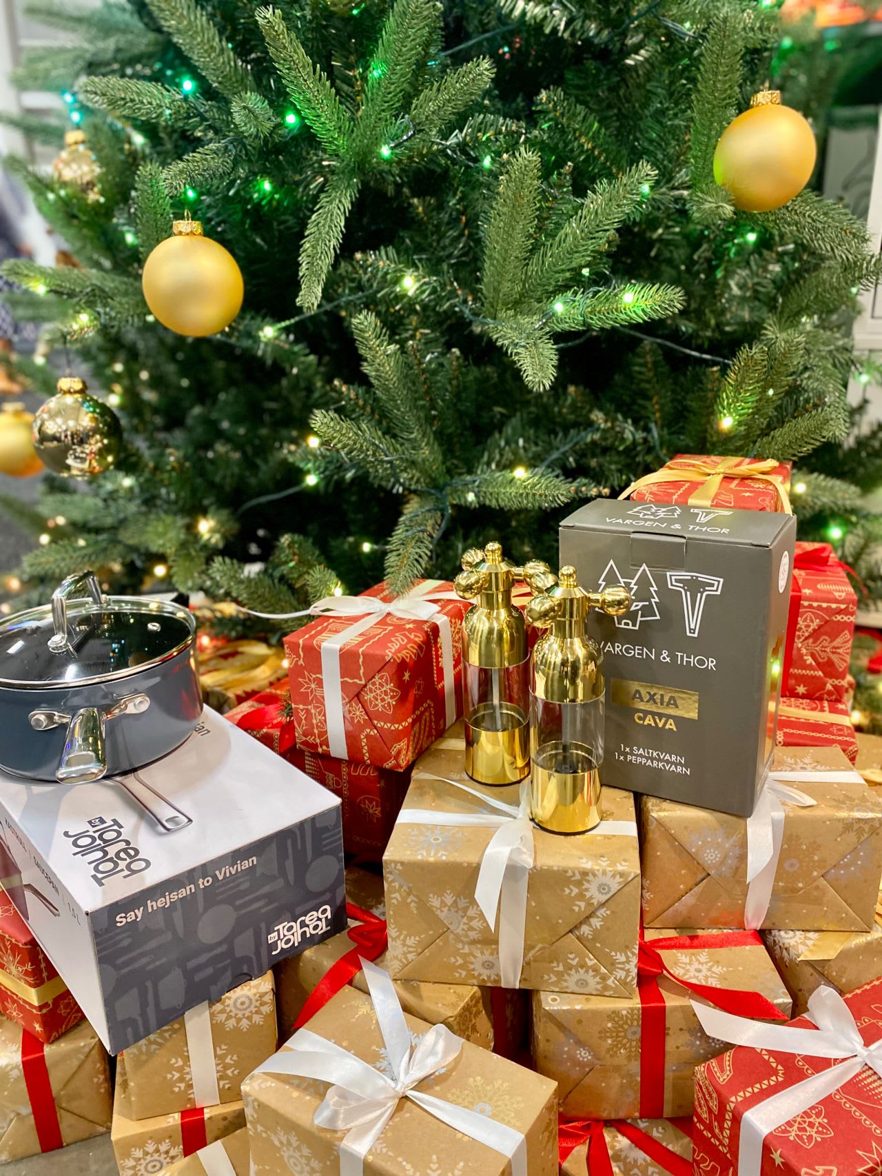 Besökare vid Charmas monter på Kistamässan
