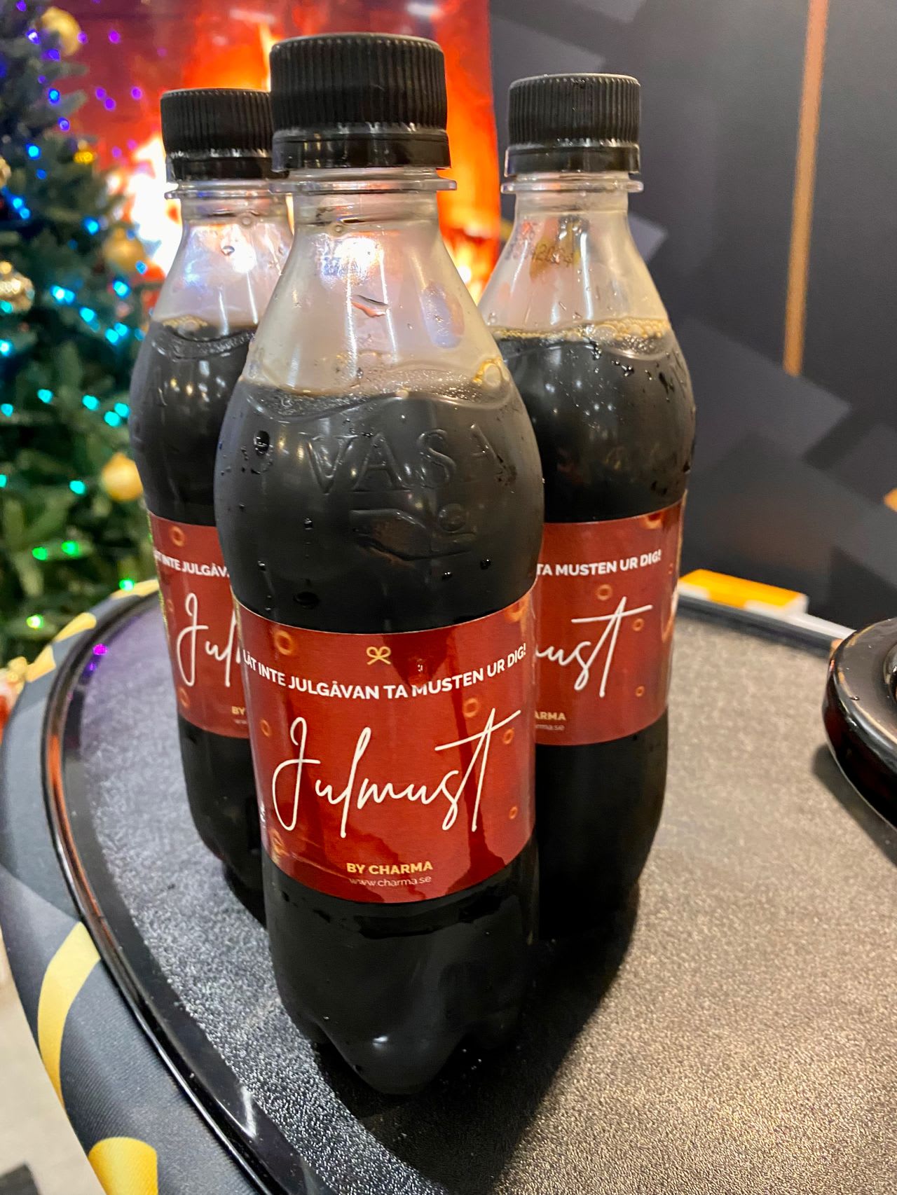 Julklappar delas ut på Charmas monter
