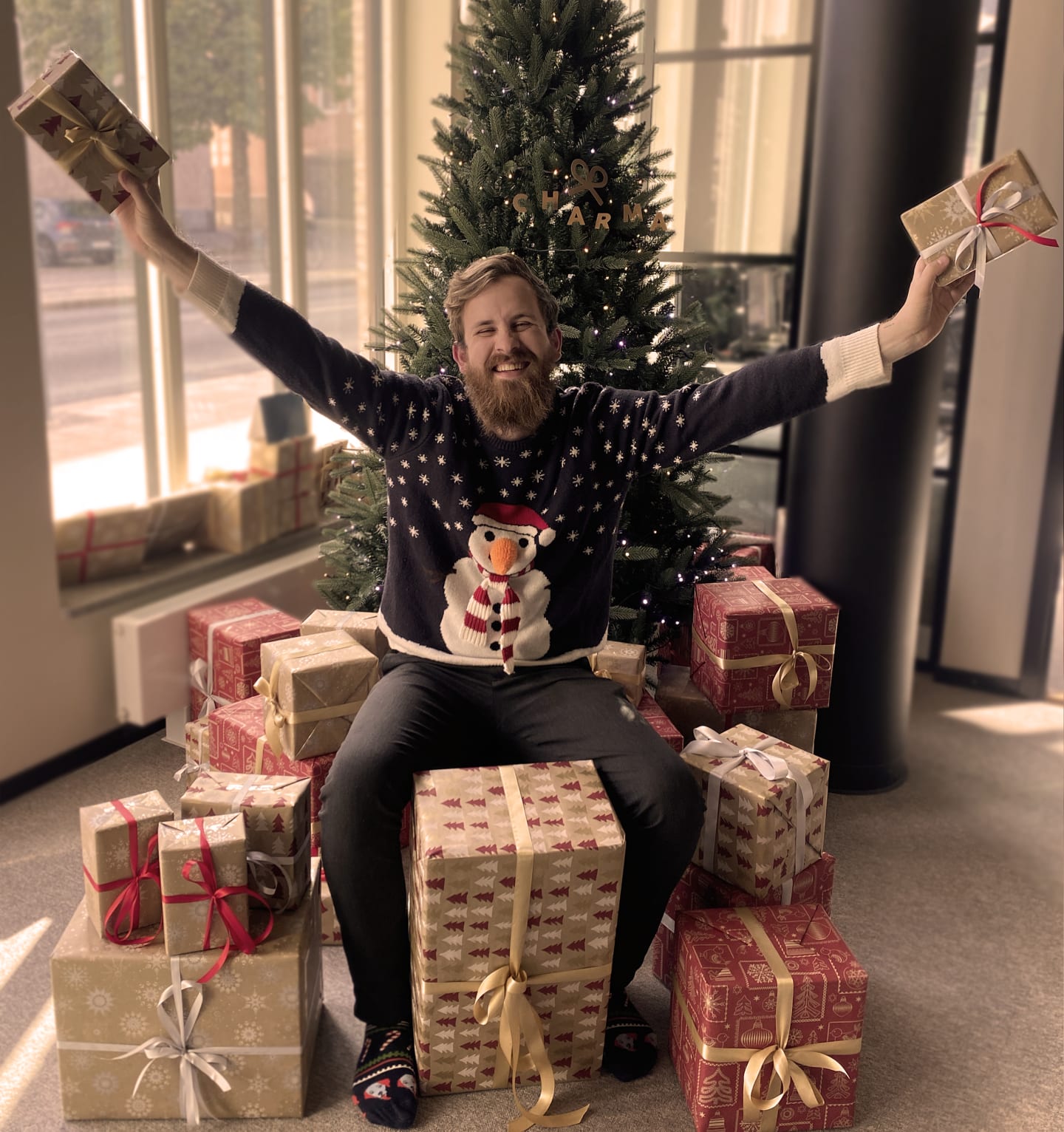 Hög med julklappar på Charmas kontor.