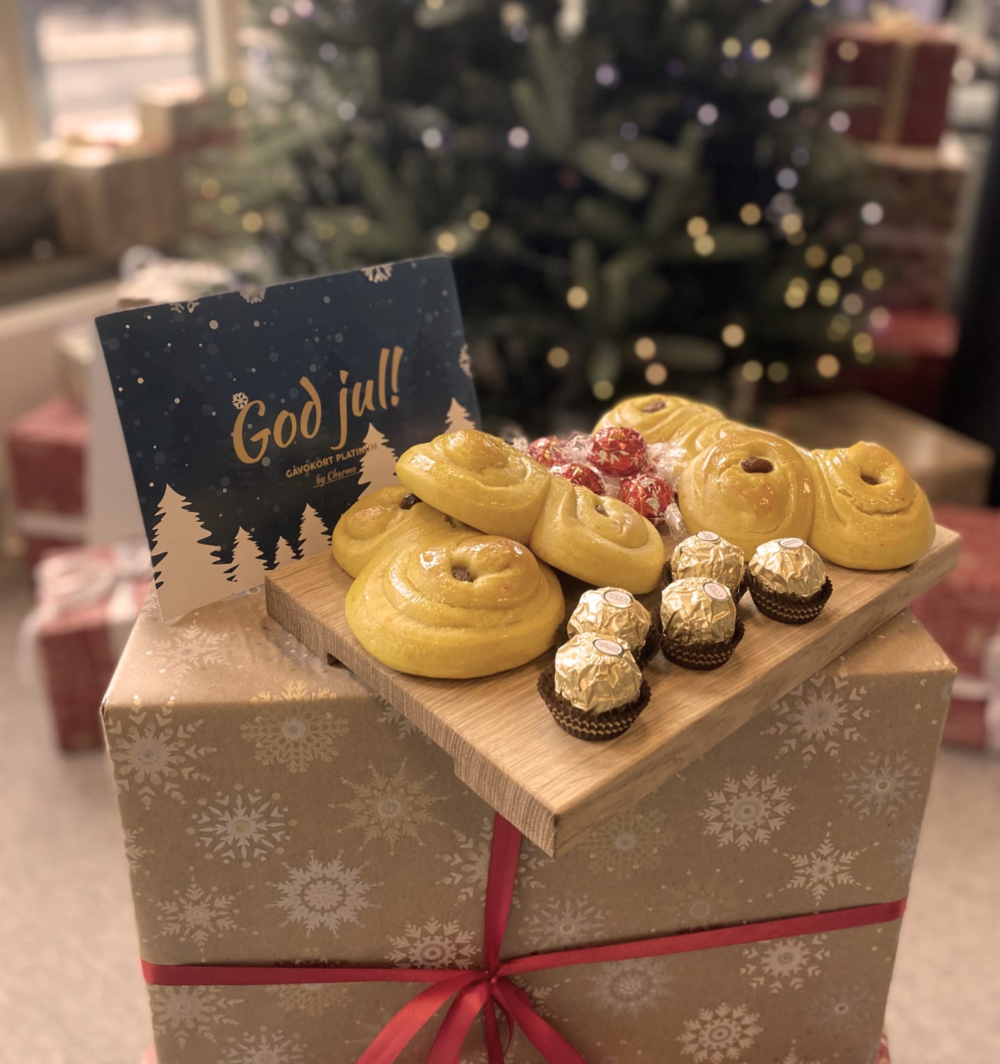 Hög med julklappar på Charmas kontor.