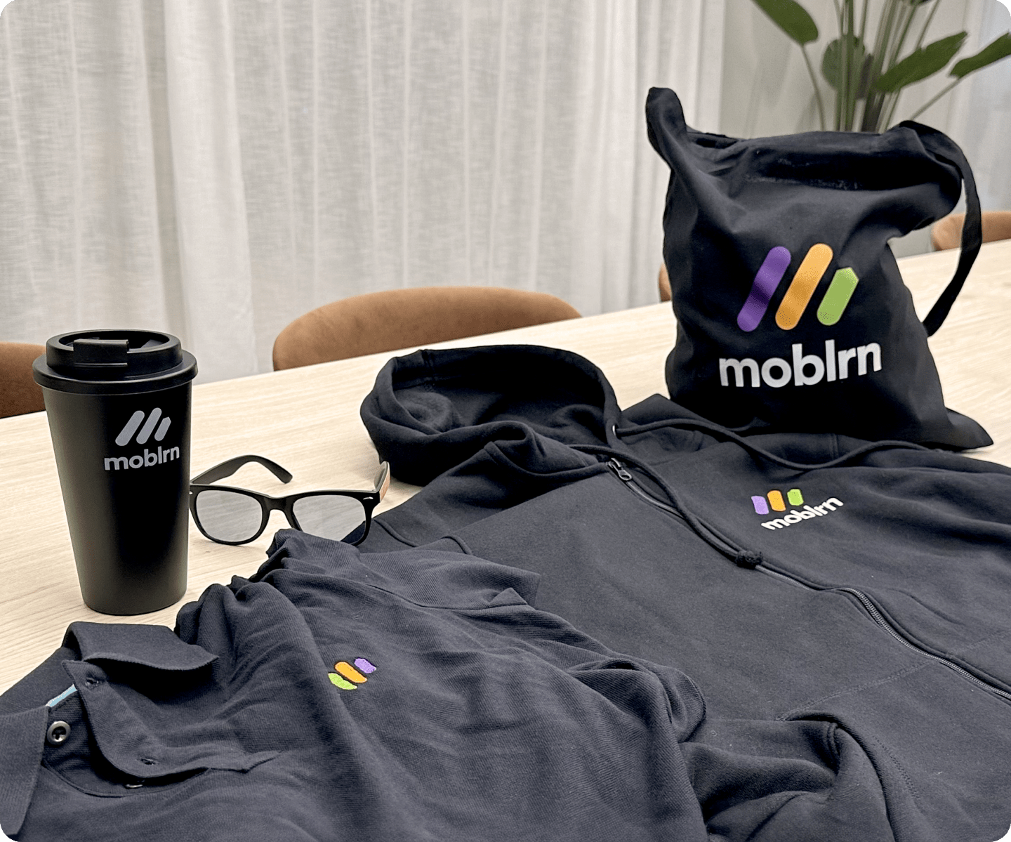 Moblrn profilprodukter med logotyp