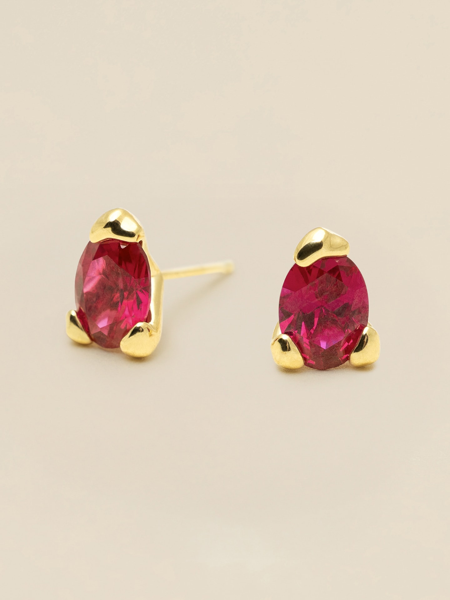 Embla stiftörhängen - Ruby