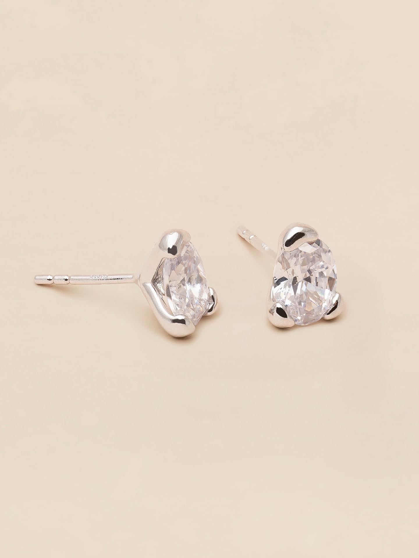 Embla stiftörhängen - Crystal (silver)