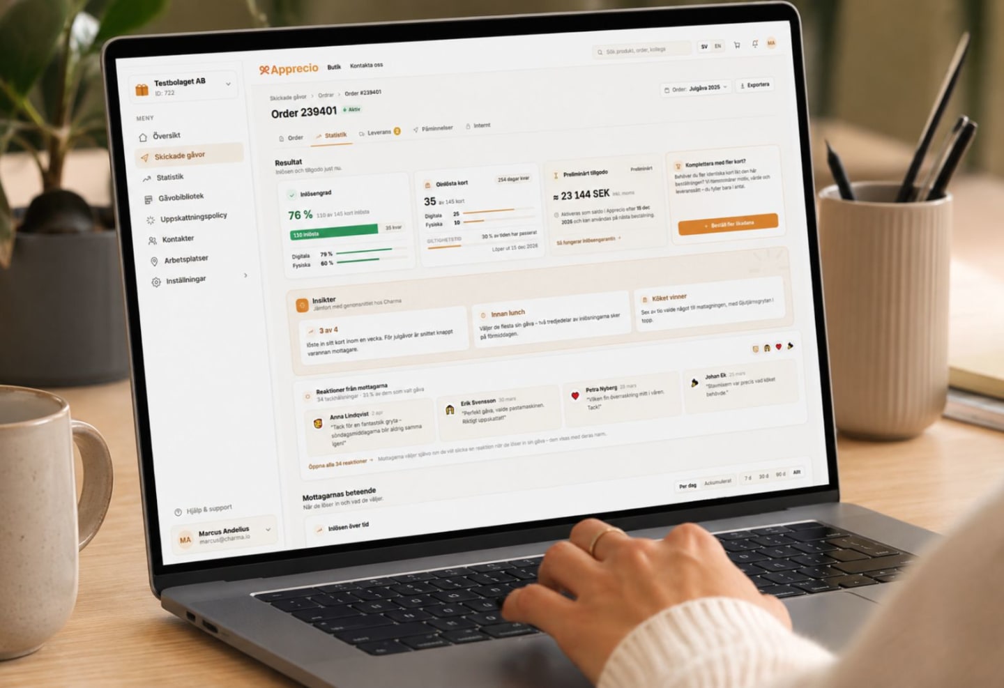 Bärbar dator som visar Apprecio-portalen på ett skrivbord