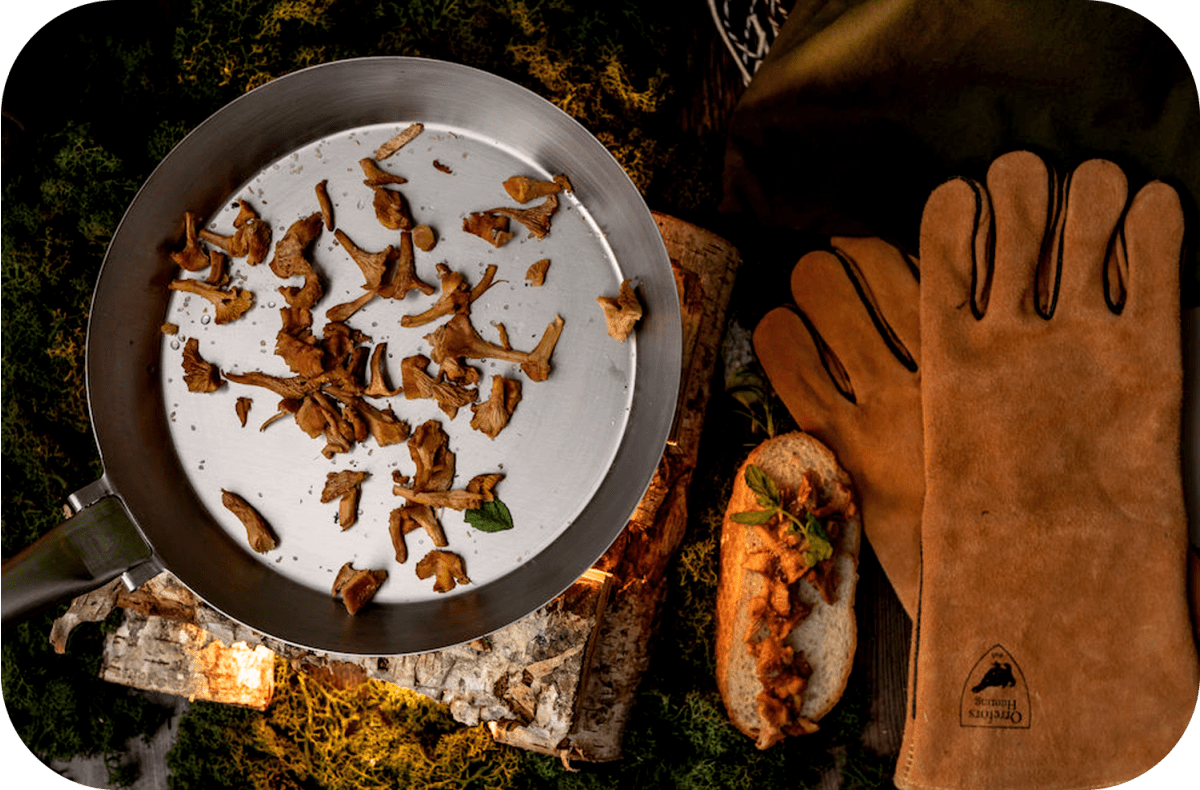 Vikbar stekpanna i rostfritt stål från Orrefors Hunting.